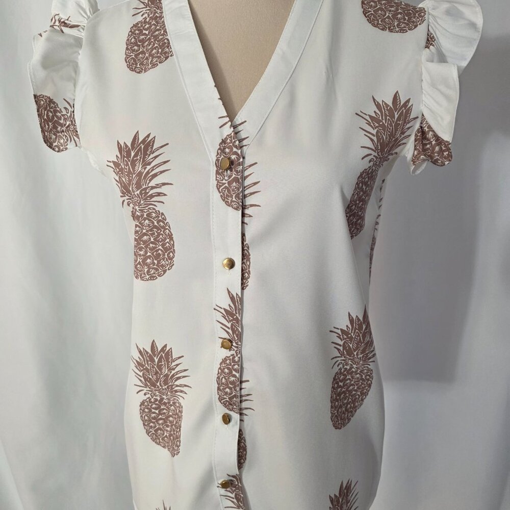 CBR Brand White with Pineapples print in tan color in very good conditions  T544